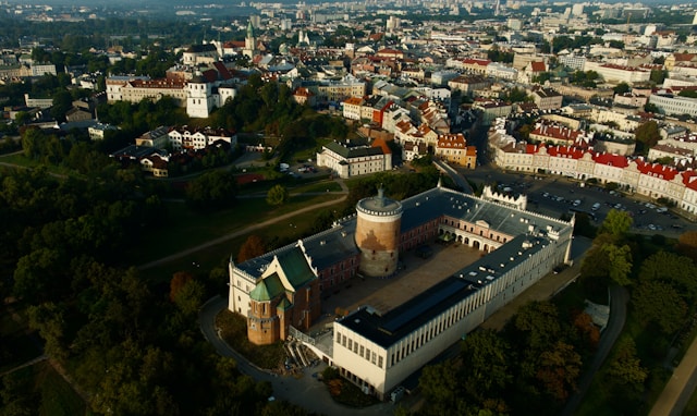 Panorama Lublina z Zamkiem Lubelskim widzianym z lotu ptaka - w niektórych domach zamontowano pompę ciepła